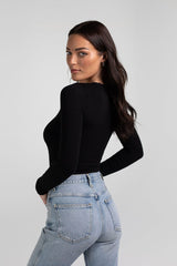 V NECK FORM FITTED SOLID TEE