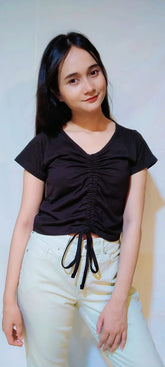 SOLID DRAWSTRING RUCHED TEE-BLACK