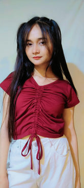 SOLID DRAWSTRING RUCHED TEE-WINE