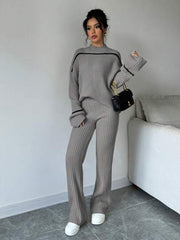 WOMEN CONTRAST STRIPED PRINT TURTLENECK SWEATER AND SOLID COLOR PANTS SET